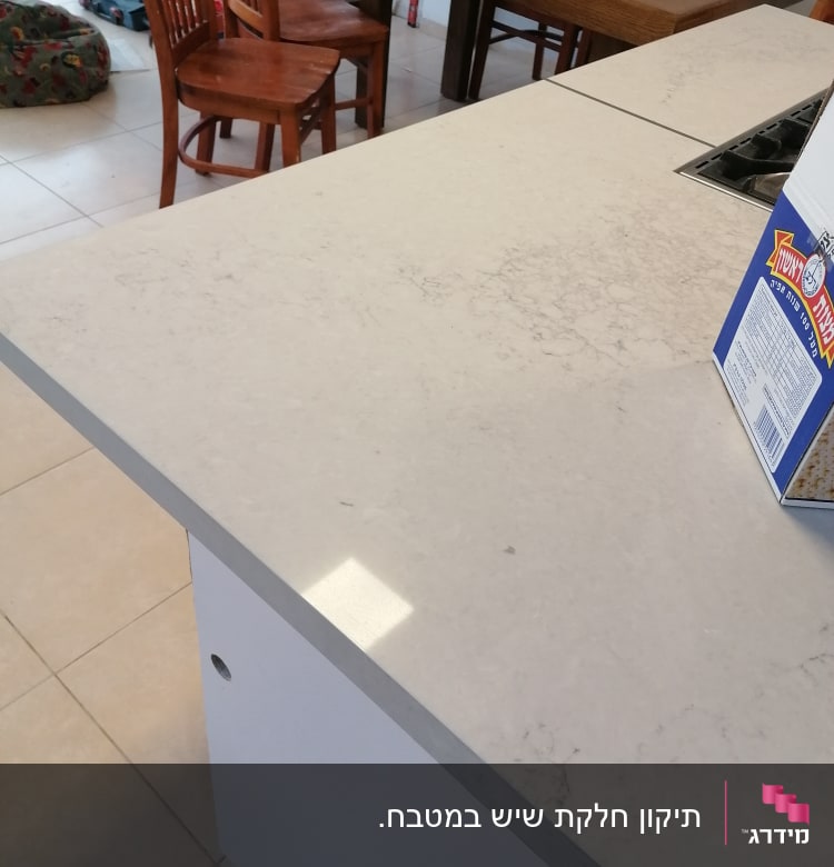 משטח שיש בהיר עם דוגמת עורקים עדינה